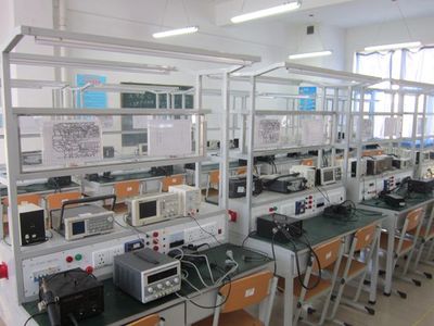 電氣工程系實訓(xùn)與技術(shù)開發(fā) 點亮未來的實踐探索